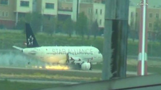 Máy bay Turkish Airlines trượt khỏi đường băng tại sân bay Ataturk. Ảnh: CNN.