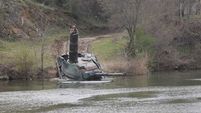 Sở hữu khả năng tương tự xe tăng Nga, xe tăng Leopard 1 do Đức chế tạo có khả năng đi ngầm dưới mặt nước khi vượt sông ngòi. 