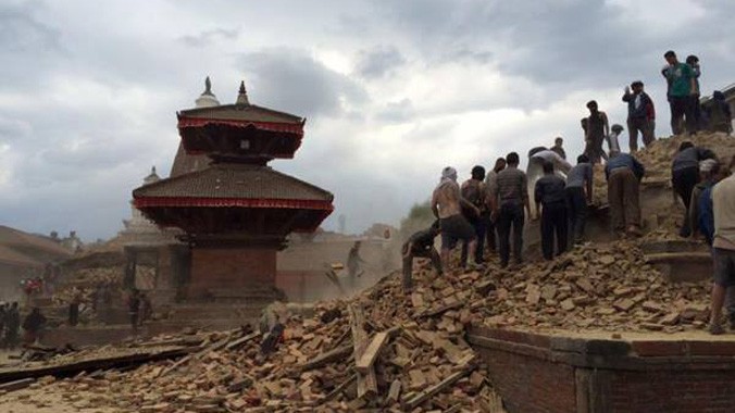 Khung cảnh ngôi chùa đã bị phá hủy sau động đất.