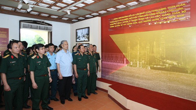 Thượng tướng Đỗ Bá Tỵ - Tổng Tham mưu trưởng QĐND Việt Nam cùng các đại biểu tham quan triển lãm “Đại thắng Xuân 1975 – sức mạnh Việt Nam”.