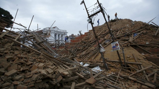 Đống đổ nát sau vụ động đất ở Nepal. Ảnh: Reuters.