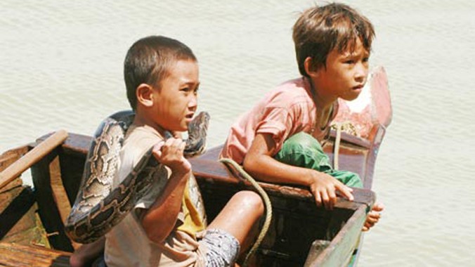 Những đứa trẻ người Việt tung mình, đạp sóng, biểu diễn với trăn dữ; bán hàng, xin tiền du khách trên Biển Hồ (Xiêm Riệp Campuchia).