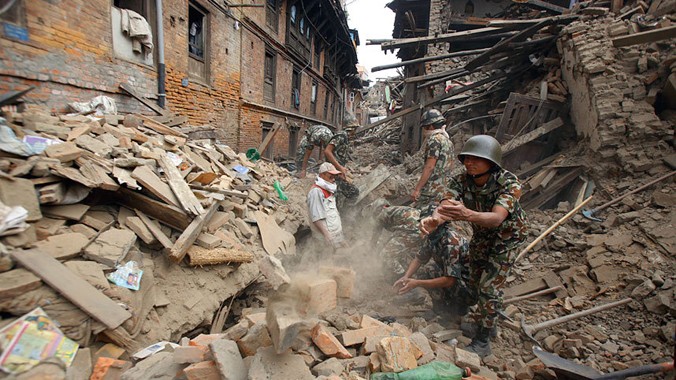 Lực lượng cứu hộ đào bới tìm người mất tích tại khu vực Bhaktapur sau động đất. Ảnh: AP.