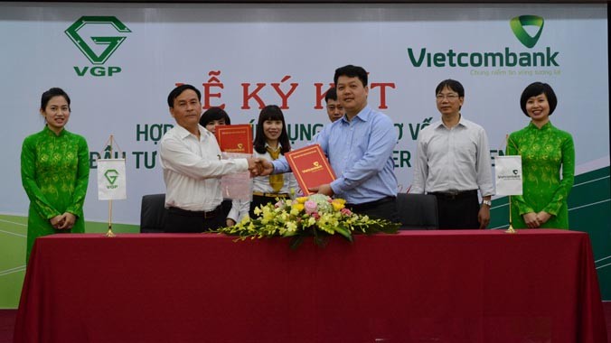 Ông Nguyễn Văn Việt - Giám đốc Vietcombank Hải Phòng (hàng đầu bên phải) vàông Lương Hoài Trân - Giám đốc Công ty Cổ phần Cảng xanh VIP tham gia ký kết hợp đồng tín dụng.