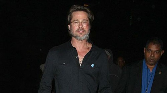 Brad Pitt xuất hiện với một vết xước trên mặt khiến mọi người tò mò. Ảnh: Dailymail.