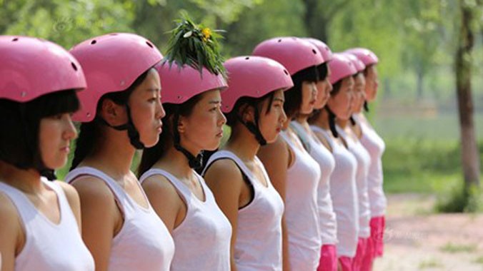Các nữ cứu sinh xinh đẹp tại khu du lịch tỉnh Hà Nam, Trung Quốc.