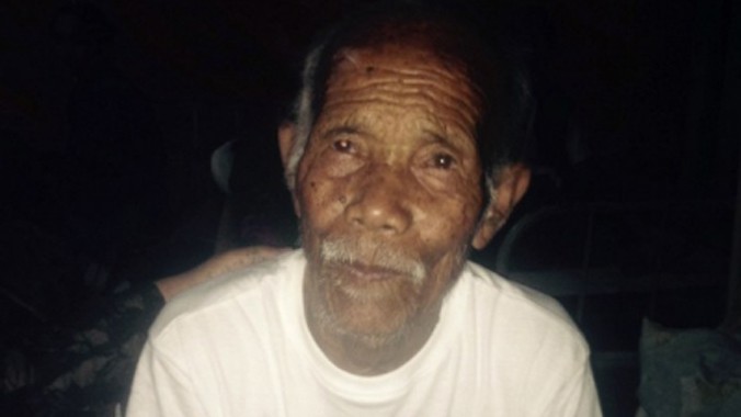 Ông Funchu Tamang, 101 tuổi, tại bệnh viện. Ảnh: AFP.