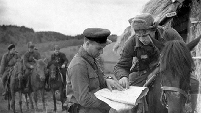 Chiến sĩ Hồng quân Liên Xô báo cáo kết quả trinh sát tại mặt trận năm 1941. Ảnh: Corbis.