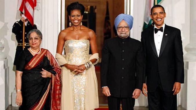 Michelle Obama mặc trang phục của nhà thiết kế Ấn Độ Naeem Khan để dự dạ tiệc với Thủ tướng Ấn Độ Manmohan Singh năm 2009.