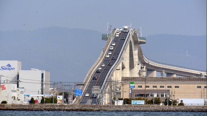 Một trong những cây cầu kỳ lạ nhất hành tinh là cây cầu Eshima Ohashi ở Nhật Bản, đây là cây cầu nguy hiểm bậc nhất thế giới, có những con dốc thẳng đứng khiến cả những người can đảm nhất cũng phải đứng tim khi điều khiển phương tiện trên đó.