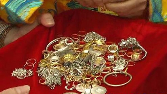 Nhiều nhà hảo tâm đã đóng góp vàng, bạc, trang sức... để ủng hộ việc đúc tượng. (Ảnh: Báo Xây dựng).