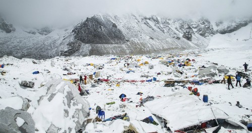 Trại xuất phát ở Everest bị chôn vùi sau trận lở tuyết. Ảnh: Reuters.