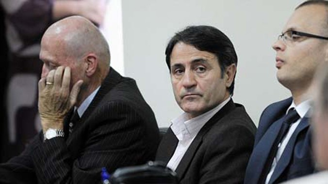 Lutfi Dervishi (ngồi giữa), bị kết án 8 năm tù vì thực hiện ít nhất 24 ca ghép thận bất hợp pháp.