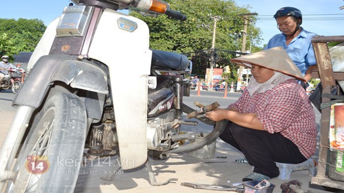 Hằng ngày, từ 7h sáng đến 6h chiều, cô Duyên đều ngồi trên đường Cộng Hòa (quận Tân Bình) để sửa xe.