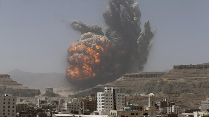 Khói bốc lên sau cuộc không kích vào kho vũ khí trên khu đồi nhìn về Thủ đô Saana của Yemen.