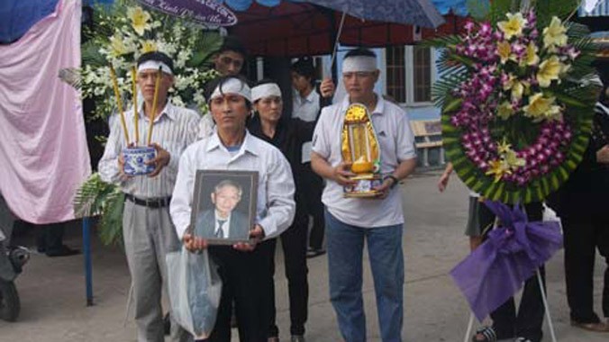 Tang lễ nhạc sĩ Thanh Bình chỉ với vài người thân đưa tiễn.