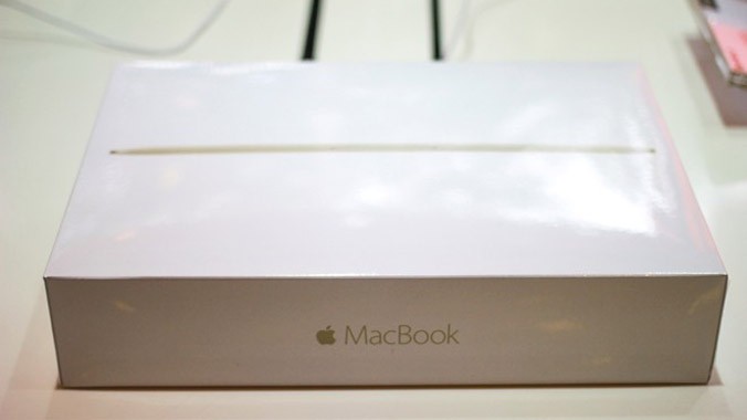 Dòng máy tính xách tay siêu mỏng của Apple sắp bán chính thức tại Việt Nam với giá từ 33 triệu đồng.