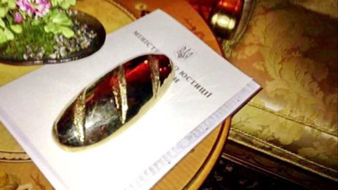 Ổ bánh mỳ vàng tìm thấy trong dinh thự cựu tổng thống Yanukovych. Ảnh: Kiev Post.