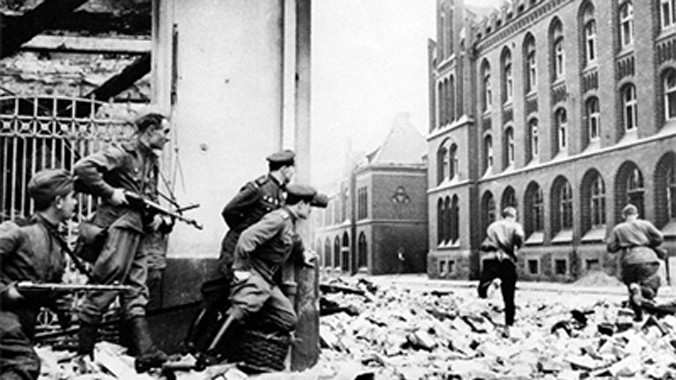 Các chiến sĩ Hồng quân Liên Xô tiến vào thành phố Phranh-phuốc (Frankfurt) của Đức, tháng 4/1945. Ảnh: Corbisimages.com.