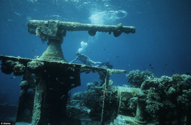 Thợ lặn khám phá nghĩa địa Chuuk Lagoon hay còn gọi là Truk Lagoon trong lòng Thái Bình Dương.