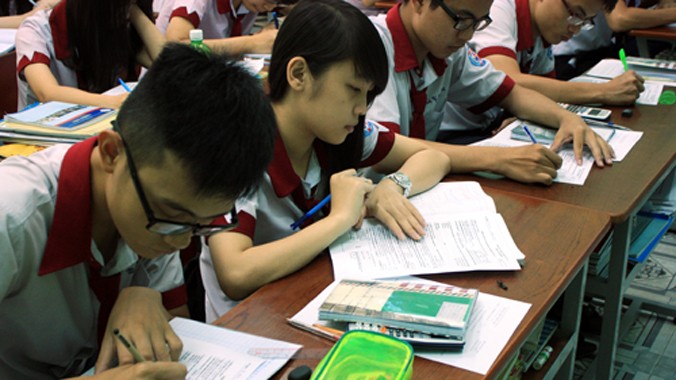 Học sinh trường THPT Nhân Việt ghi hồ sơ đăng ký dự thi THPT quốc gia năm 2015. Ảnh: Nguyễn Duy.