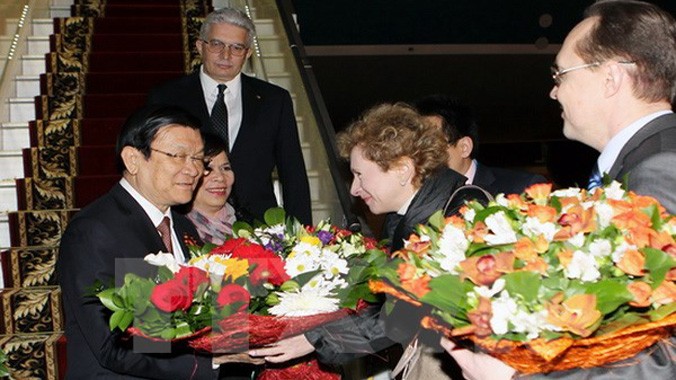Đại diện Bộ Ngoại giao Liên bang Nga đón Chủ tịch nước Trương Tấn Sang và Phu nhân tại sân bay Quốc tế Domodedovo, Moskva. Ảnh: Nguyễn Khang/TTXVN.