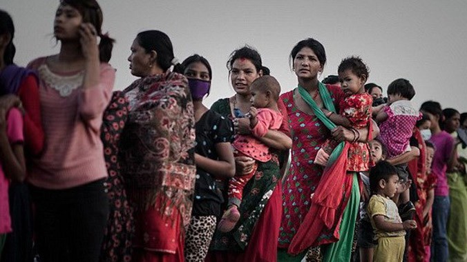 Những người phụ nữ xếp hàng dài để nhận lương thực tại một trại tị nạn ở Kathmandu 9 ngày sau trận động đất. Nguồn: AFP.