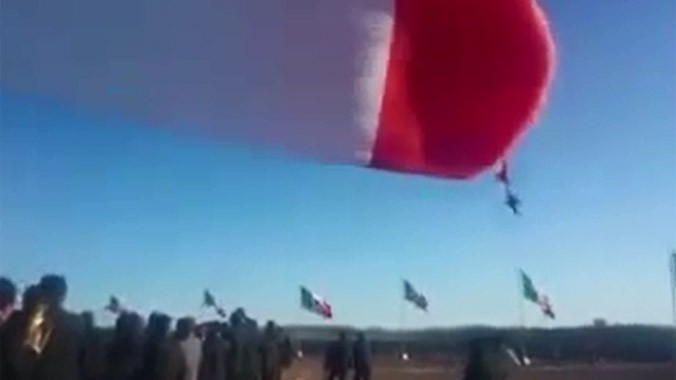 Gió thổi bay người lên trời trong lễ kéo cờ