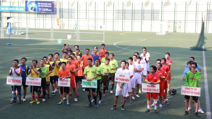 Cầu thủ của 6 đội bóng đá thực hiện nghi thức chào sân và thi đấu. Ảnh: Ngô Tùng.