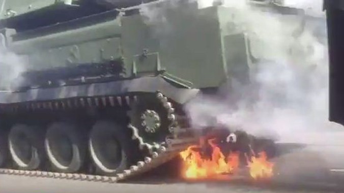 Động cơ xe chở tên lửa BUK có thể đã bốc cháy do sự lỗi rò dầu. Nguồn: YouTube