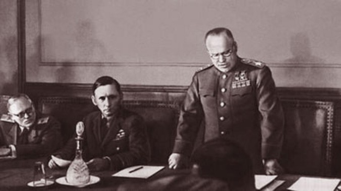 Nguyên soái G. Zhukov đọc văn bản buộc quân đội Đức Quốc xã đầu hàng không điều kiện.