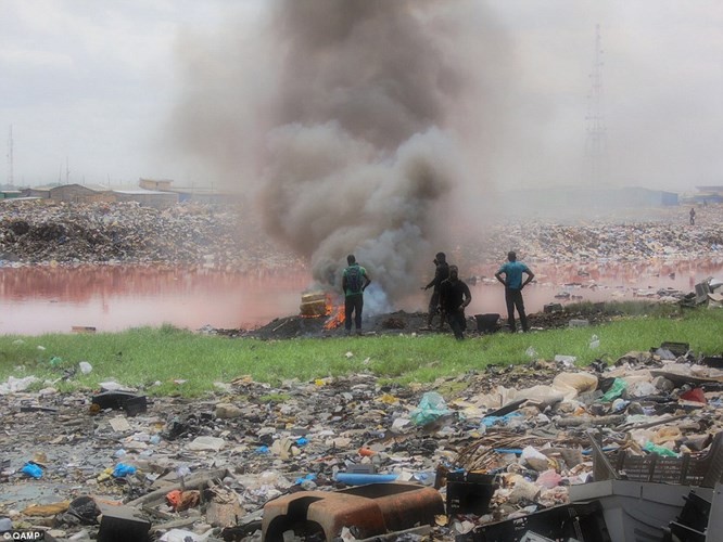 Một phần của bãi rác điện tử Agbogbloshie ở Accra, thủ đô của Ghana.