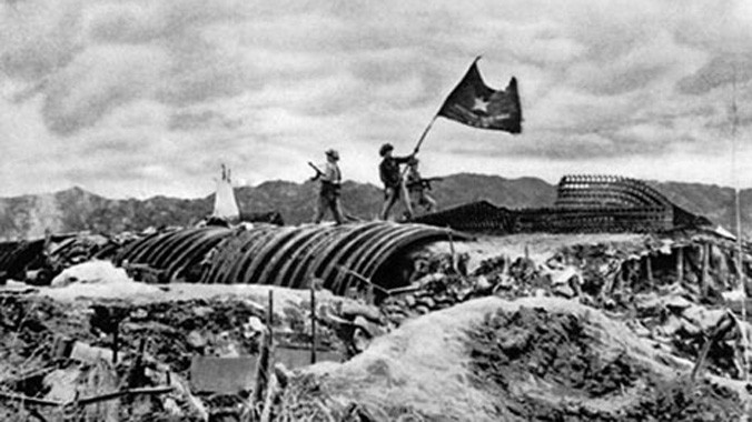 Ngày 7/5/1954, lá cờ Quyết chiến Quyết thắng của Quân đội Nhân dân Việt Nam tung bay trên nóc hầm tướng Đờ Cát - Chỉ huy tập đoàn cứ điểm Điện Biên Phủ, kết thúc vẻ vang 9 năm kháng chiến chống thực dân Pháp.