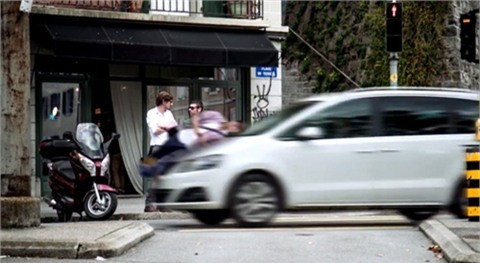 Video cực sốc cảnh báo việc mải mê dùng điện thoại trên đường