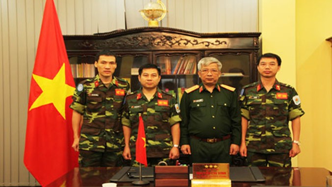 Thượng tướng Nguyễn Chí Vịnh chụp ảnh chung với cán bộ tham gia lực lượng gìn giữ hòa bình Liên Hiệp Quốc tại Cộng hòa Trung phi.