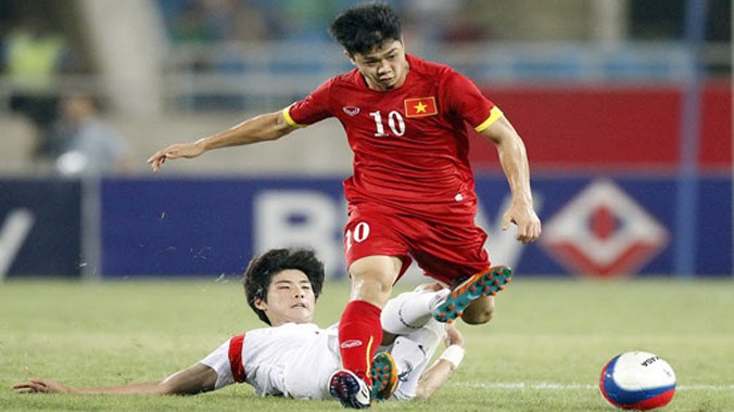 Thói quen cúi mặt đi bóng của Công Phượng trở thành một điểm yếu tại đội U.23 Việt Nam. Ảnh: Minh Hoàng.