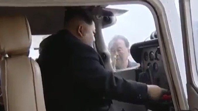 Mục kích ông Kim Jong-un lái máy bay Triều Tiên sản xuất