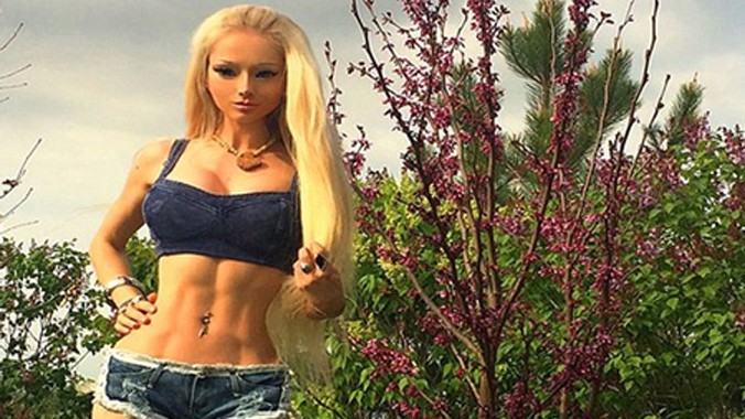 "Búp bê Barbie sống" Valeria gây bất ngờ với hình ảnh cơ bắp.