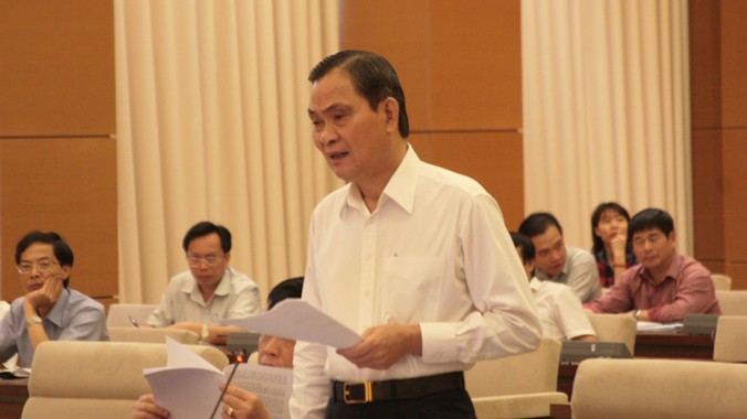 Bộ trưởng Bộ Nội vụ Nguyễn Thái Bình báo cáo Ủy ban Thường vụ Quốc hội về việc lập mới, chia tách địa giới hành chính. Ảnh Dũng Nguyễn.