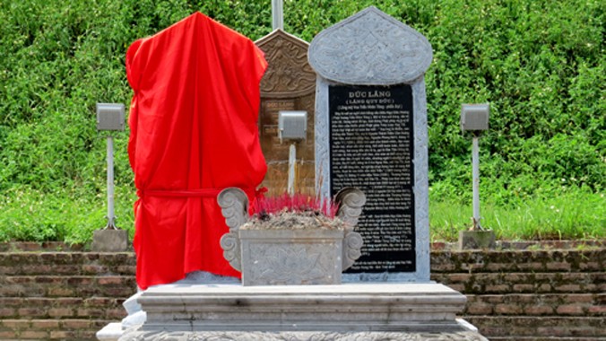 Tại phần mộ do huyện Hưng Hà tự định danh là nơi yên nghỉ của vua Trần Thánh Tông mới di dời một tấm bia đá phủ vải đỏ được dựng vào ngày 19/4/2015, còn lại 2 bia (một đá, một đá bọc đồng) được dựng vào đầu năm 2014 vẫn còn đó. Ảnh: Giang Chinh.
