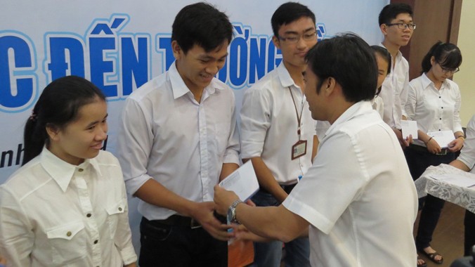 Anh Quách Hải Đạt, giám đốc Trung Trung tâm hỗ trợ học sinh sinh viên TP trao học bổng cho sinh viên.