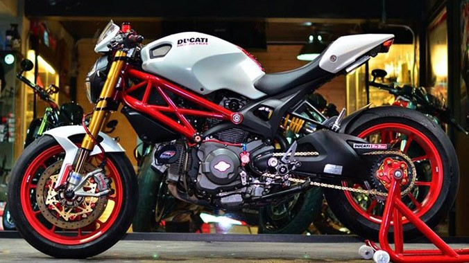 Mẫu nakedbike tầm trung Ducati Monster 796, với thiết kế một gắp thể thao, hầm hố và mạnh mẽ.