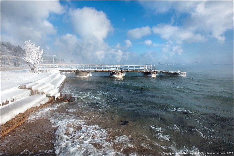 Tuyết trắng xóa bao phủ cầu tàu ở Bán đảo Crimea vào tháng 1/2012.