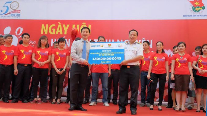 Lãnh đạo Bảo Việt trao biển tượng trưng Tàu CQ trị giá 3,5 tỷ đồng cho cán bộ, chiến sỹ Đảo Trường Sa.