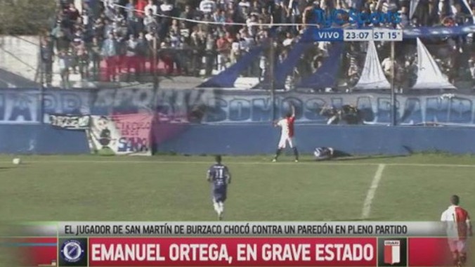 Ortega (nằm trên sân) bất tỉnh sau vụ va vào tường. Ảnh: Cắt từ clip Youtube.