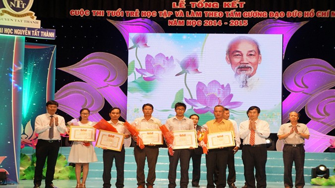 Anh Lê Quốc Phong, Bí thư TƯ Đoàn, Chủ tịch Hội Sinh viên Việt Nam trao giải cho những tập thể xuất sắc đạt giải trong cuộc thi.