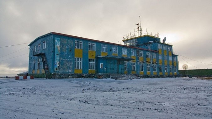 Trải qua hơn 50 năm hoạt động sân bay quân sự Tiksi North của Nga ở Bắc Cực giờ đây đang dần bị hủy hoại bởi chính thời gian. Trong ảnh là tháp điều khiển không lưu ở Tiksi North.