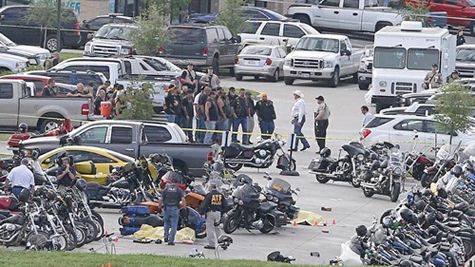 Hiện trường xảy ra cuộc đấu súng hôm qua giữa các băng đảng xe máy ở Waco, Texas. Ảnh: AP.