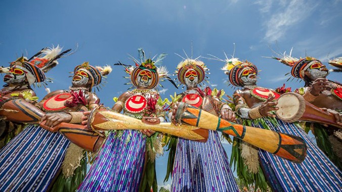 Nhiếp ảnh gia Fabien Astre đã tới Papua New Guinea để tham dự lễ hội Goroka, buổi họp mặt và thực hiện nghi lễ thổ dân lớn nhất thế giới.