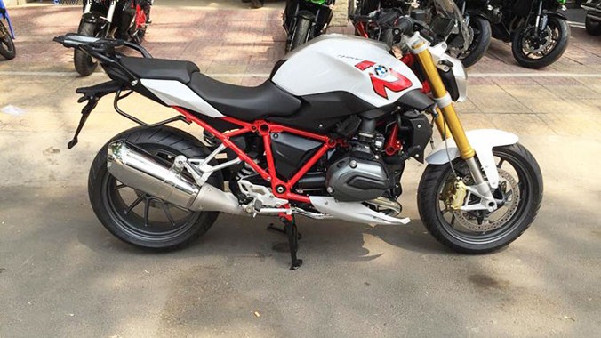 Không ồn ào như người anh em sportbike S1000RR, anh chàng naked-bike BMW R1200R 2015 sở hữu thiết kế trầm tính và cũng ít xuất hiện tại Việt Nam.